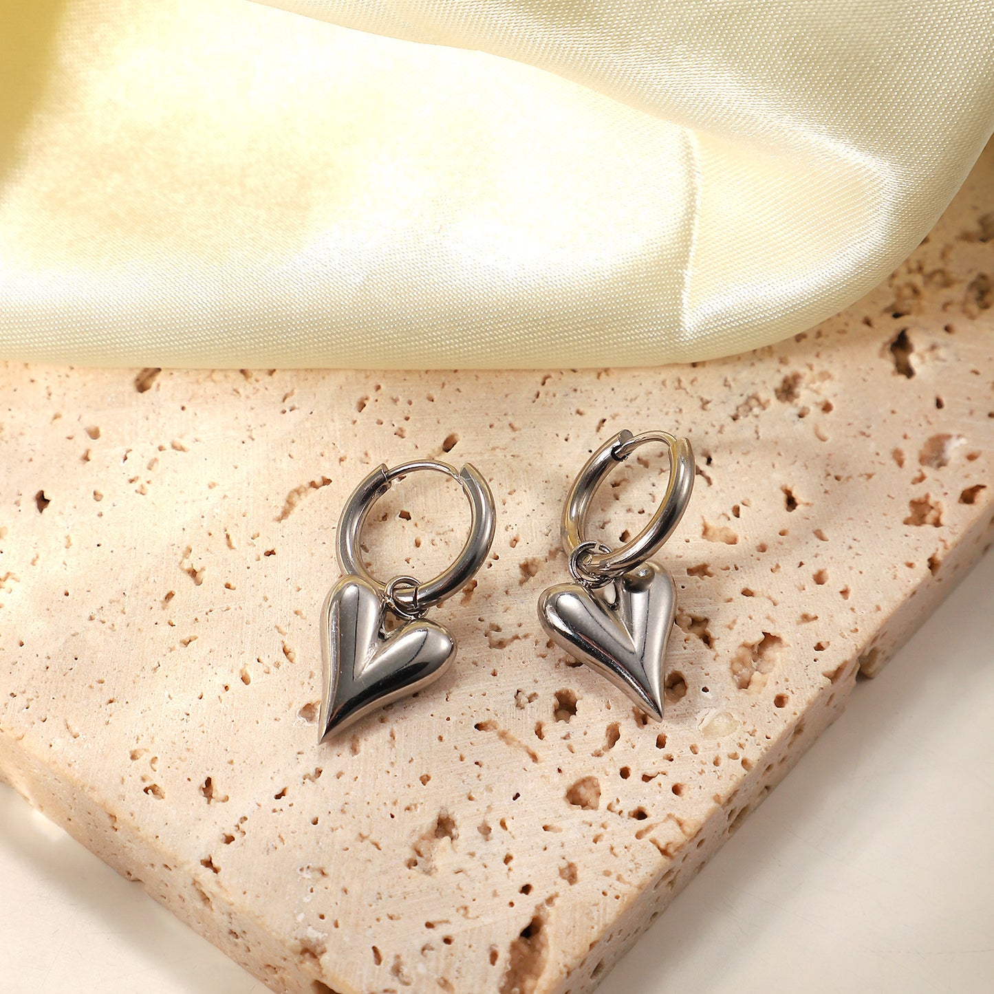 Herz Ohrringe – Ein Hauch von Liebe in Gold & Silber